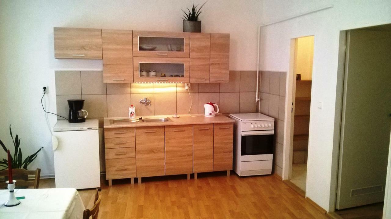 Skromny Apartman V Centru Chebu Екстер'єр фото